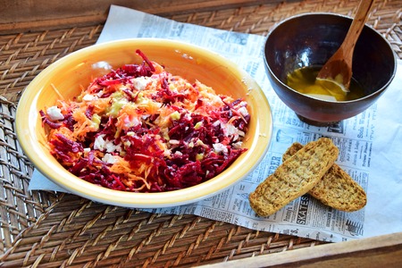 Salata za hladnije dane sa domaćim dressingom