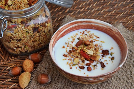 Basic granola sa narančinim sokom