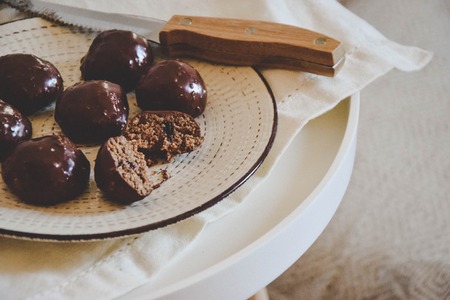 Hazelnut no-bake bites with jam in nougat chocolate