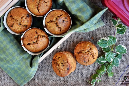 Aromatic mini carrot cakes with hazelnuts